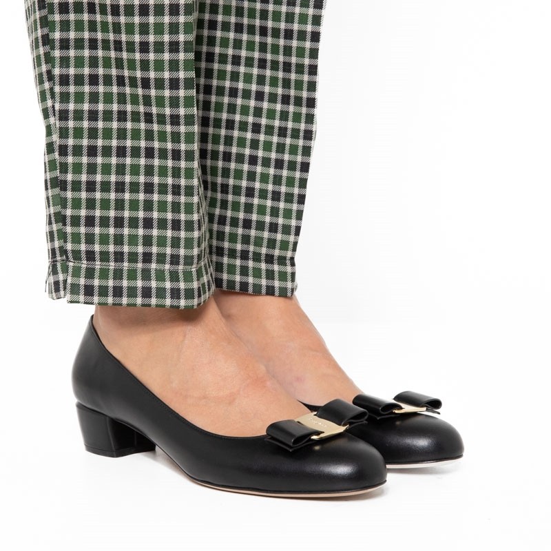salvatore ferragamo escarpins Escarpins Vara Détails : Accessoires ...