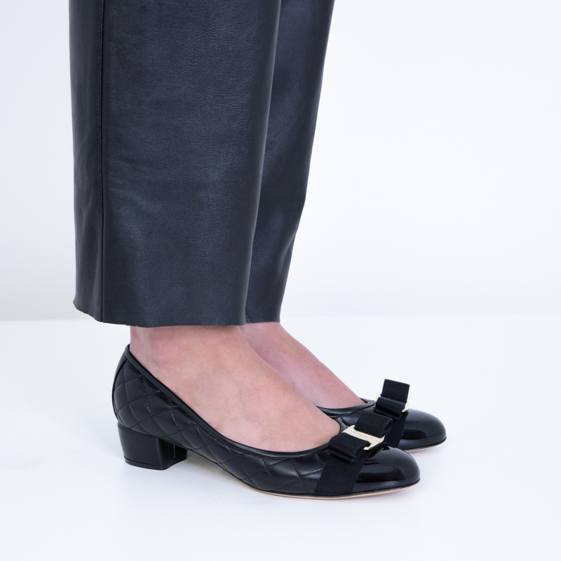 salvatore ferragamo escarpins Escarpins Vara Détails : Accessoires ...