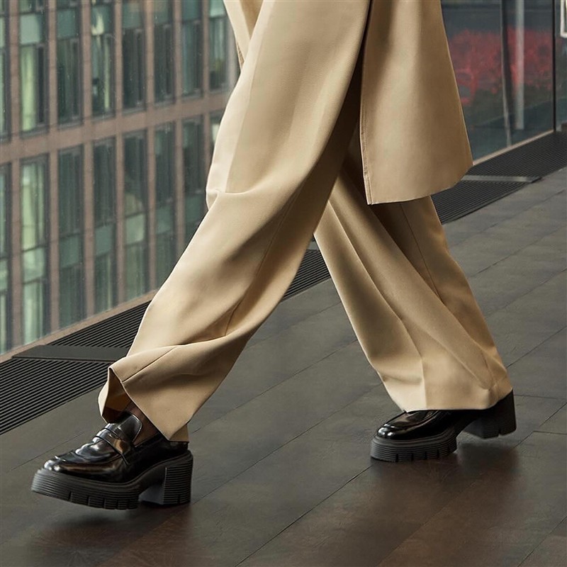 stuart weitzman mocassins et slip-on Mocassins Soho Détails : Overs...