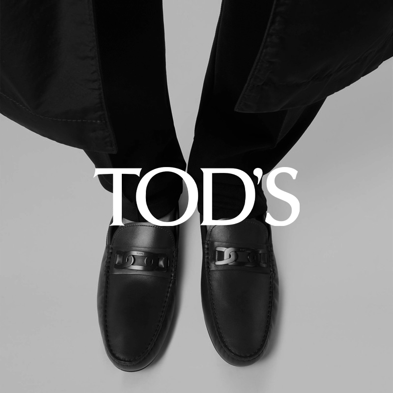 Homme portant des mocassins Tod's