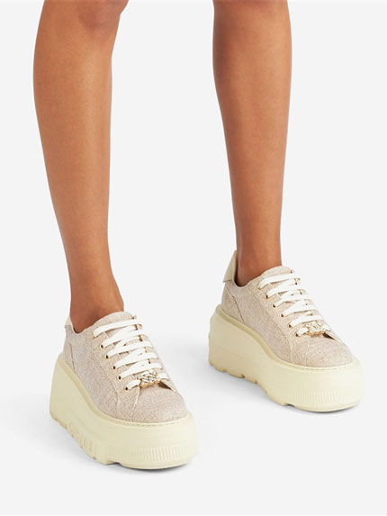 paire de baskets à plateforme beiges portée par une femme